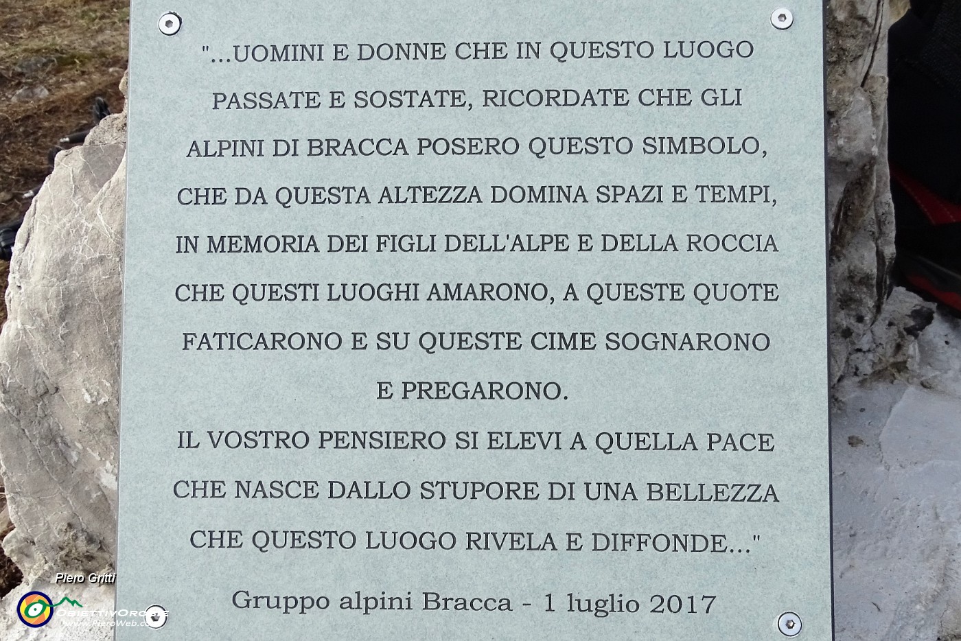 76 Gli Alpini di Bracca hanno posto questa bellissima croce.JPG